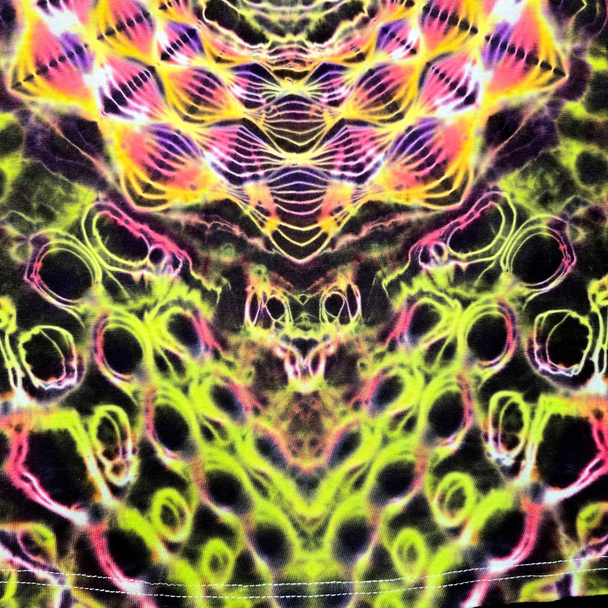Close-up of Hyper V pattern revealing intersecting symmetry and energetic dye movement
